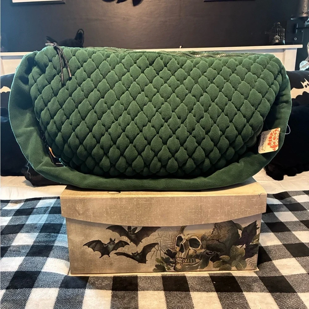 Free People Pucker Up Fleece Carryall Quilted, Adjustable strap, NWT - Picture 4 of 13